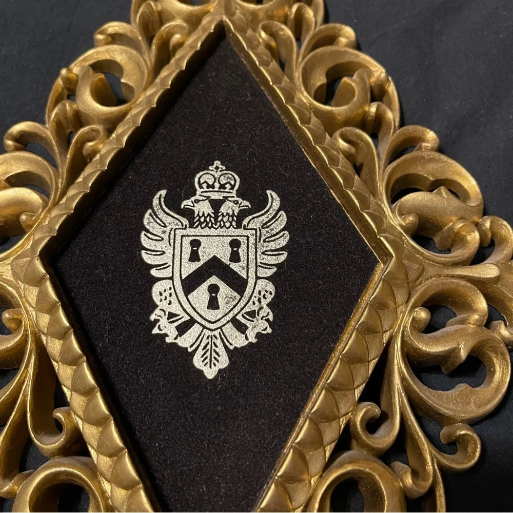 Vtg Hollywood Regency Gold Ornate Wall Plaques Heraldic Crest Set of 4 Velvet - Picture 4 of 8